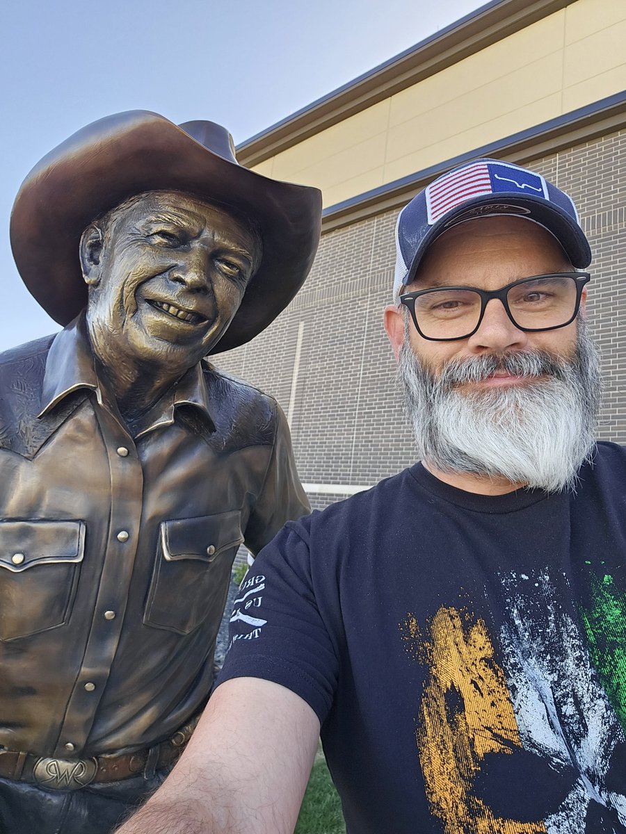 Had to stop for a moment to get a photo with good ol' No. 40. 
#RonaldReagan
#40and45