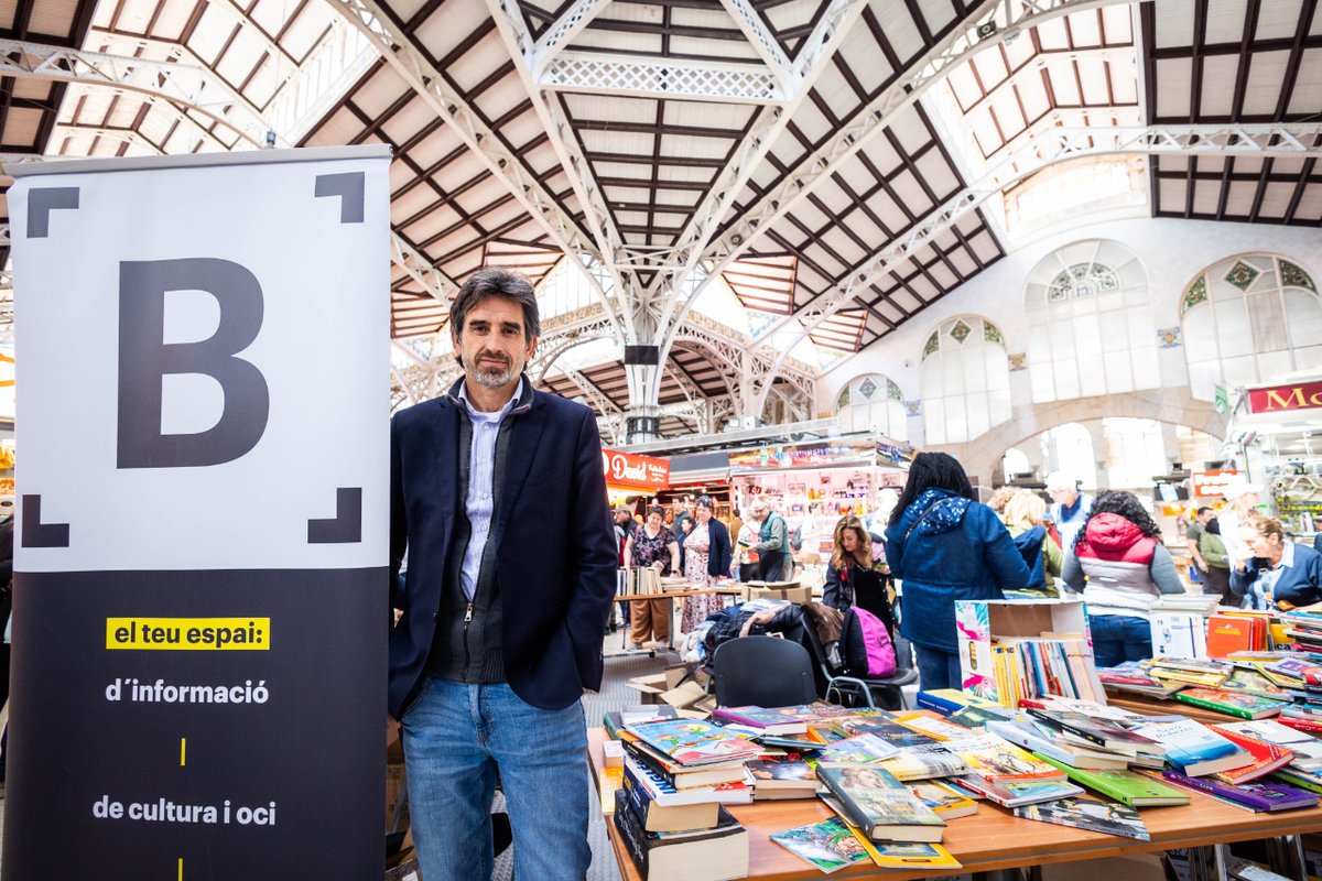 BMValencia's tweet photo. 🍎✨  Este matí hem celebrat el #DiadelLlibre de la millor manera possible

📚 Mercat solidari de llibres en el @MCentralVlc amb la visita del regidor d'Acció Cultural @joseluismorenom

🎈 Moltes gràcies a totes les persones que heu compartit este dia amb nosaltres https://t.co/uLnbLeU7Zz