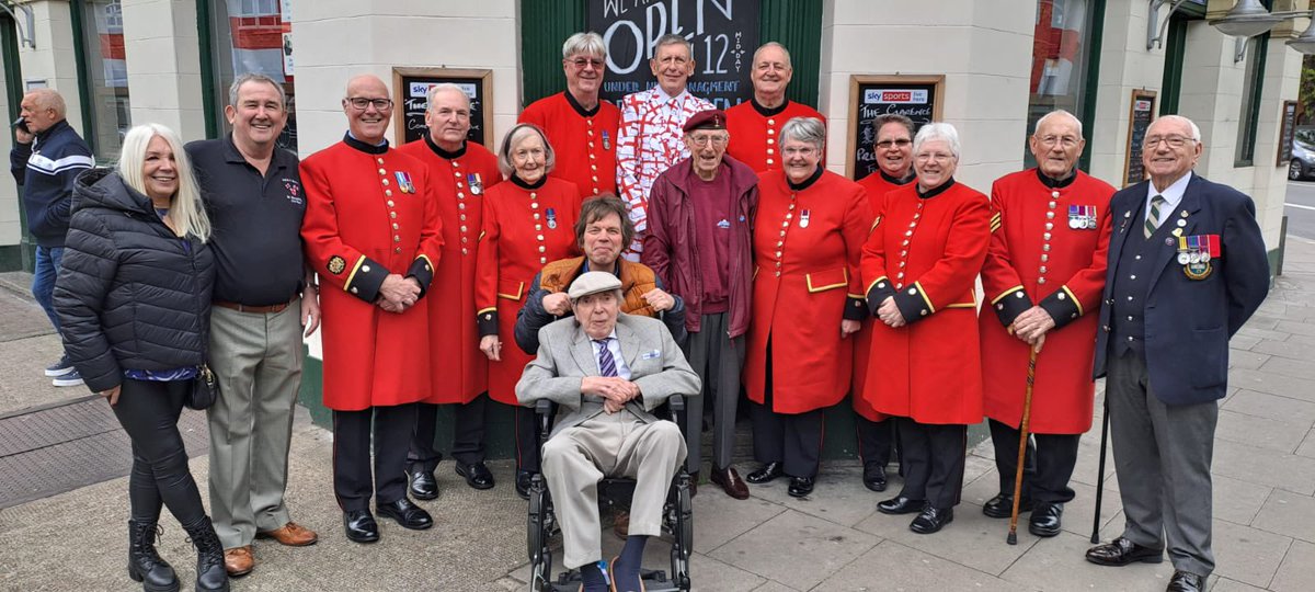 Thanks to Tony Millard from the Clarence Public House on North End Road for the wonderful St George’s Day celebrations today. Thanks also to our brilliant volunteer cabbies who got the veterans to the event. Cheers 🍻