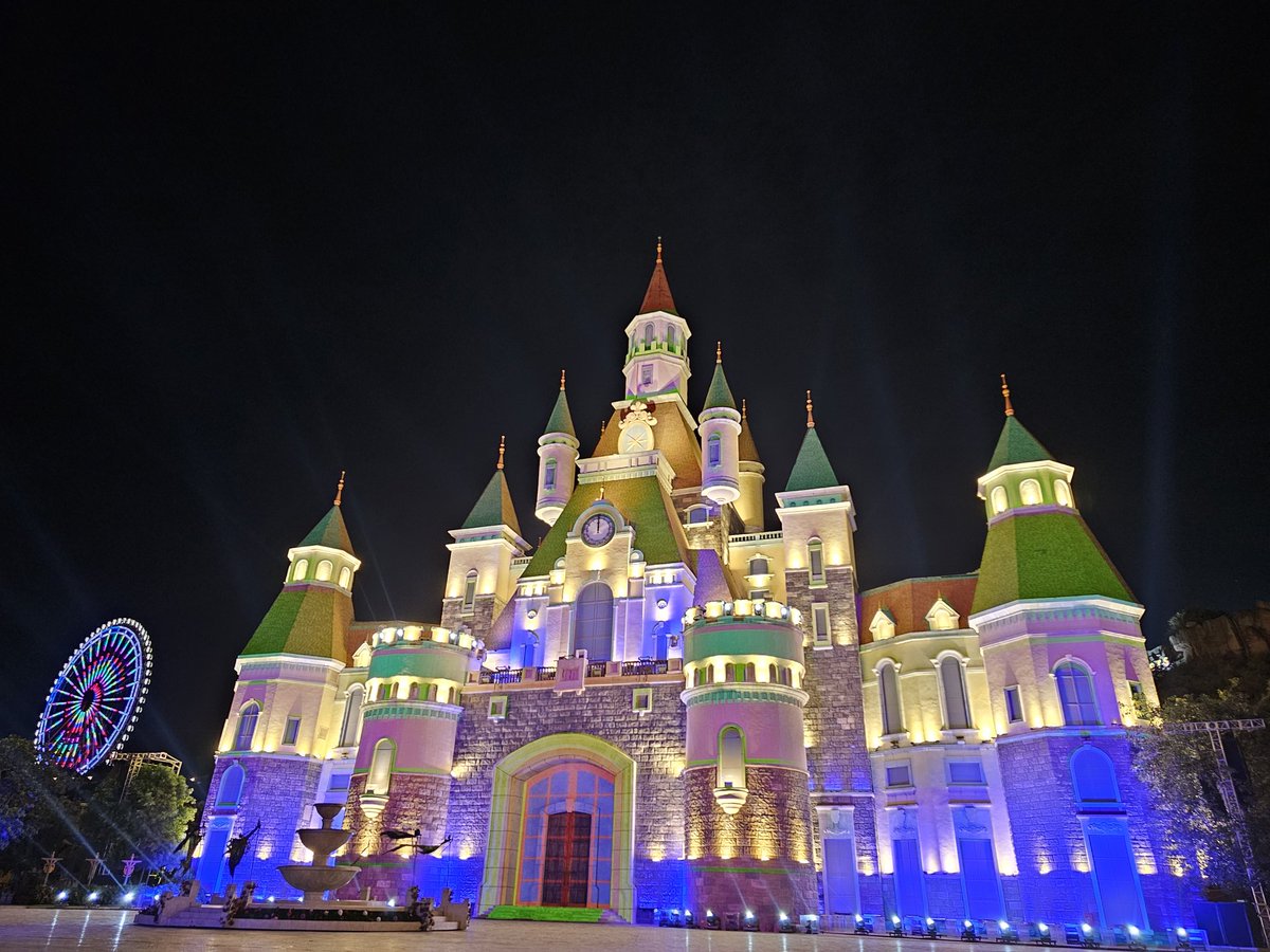 jn_maycq's tweet photo. Awesome. Love the dragon at night. Anyone curious about this place? https://t.co/p5SEkNHjCJ