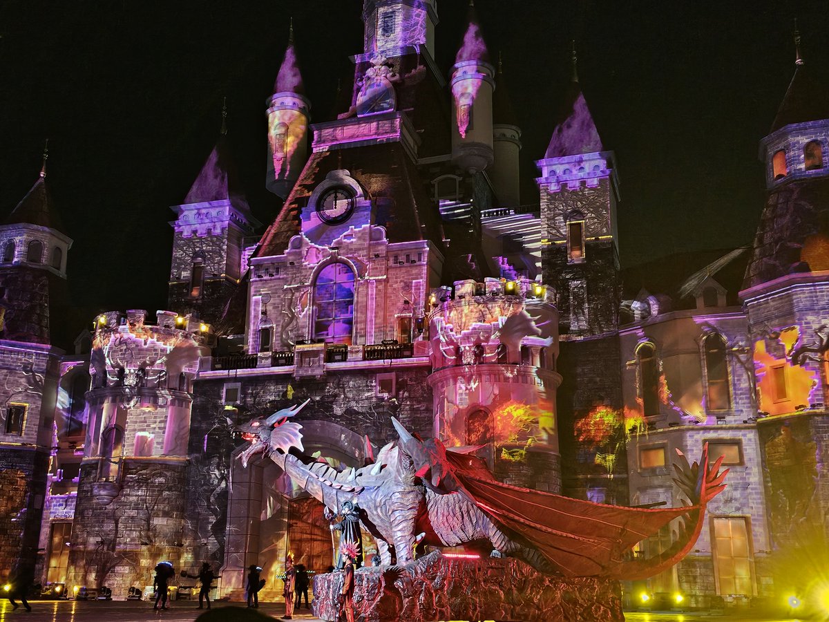 jn_maycq's tweet photo. Awesome. Love the dragon at night. Anyone curious about this place? https://t.co/p5SEkNHjCJ