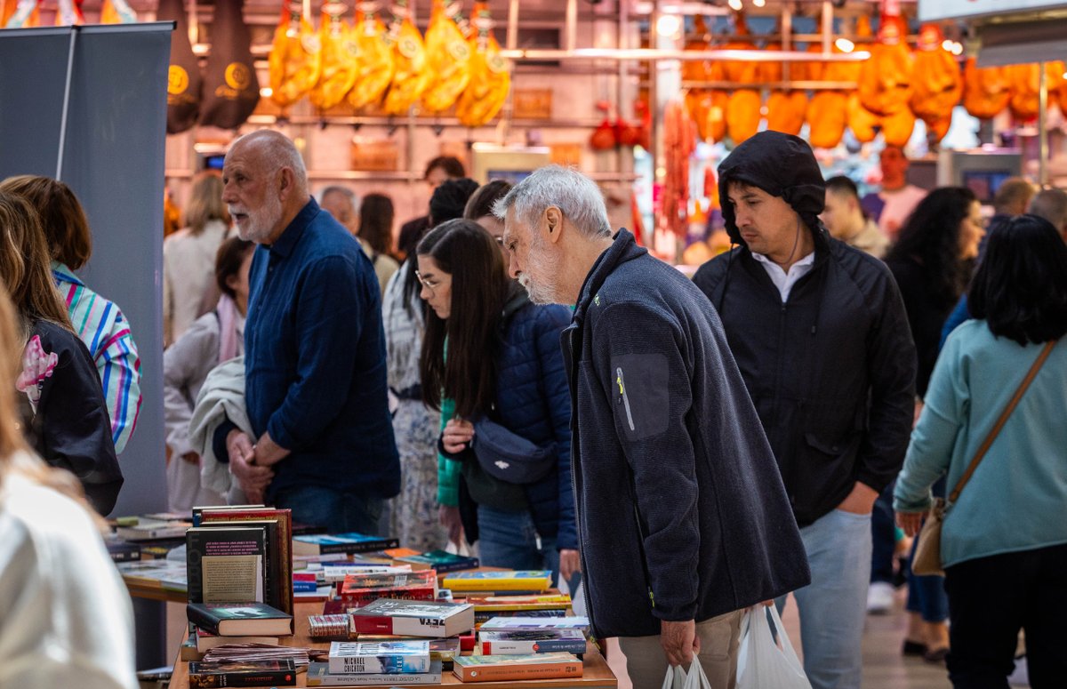 BMValencia's tweet photo. 🍎✨  Este matí hem celebrat el #DiadelLlibre de la millor manera possible

📚 Mercat solidari de llibres en el @MCentralVlc amb la visita del regidor d'Acció Cultural @joseluismorenom

🎈 Moltes gràcies a totes les persones que heu compartit este dia amb nosaltres https://t.co/uLnbLeU7Zz
