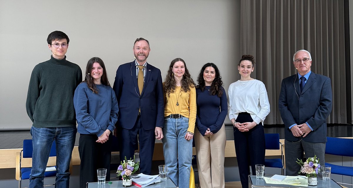 Fantastisches Besuch in Frauenfeld @Kanton_Thurgau für ein Gespräch und Diskussion mit Schülern der Kantonsschule, am Europatag! Danke für die Einladung, die Aufmerksamkeit, die relevante Fragen und das Mittagessen.