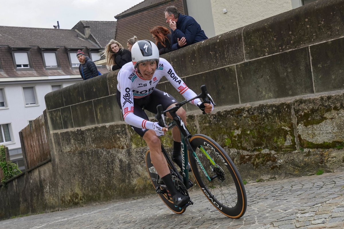 🇨🇭#TDR2024

The fast effort through Payerne was a game of seconds. Roger was our quickest guy riding the 2.3km in 3:01min. Our GC leaders have mastered the quick prologue well and are in a very good position for the difficult stages ahead.

📸 Sprintcycling