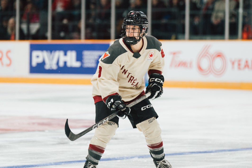 Il y a le hockey et il y a les à-côtés. Les arrivées des joueuses, la danse de la victoire, le plaisir qui vient avec le jeu qu’est le hockey. Et l’attaquante de Montréal Gabrielle David s’implique dans toutes ces facettes de son métier.  Lire la suite 👇 sansrestriction.com/gabrielle-davi…