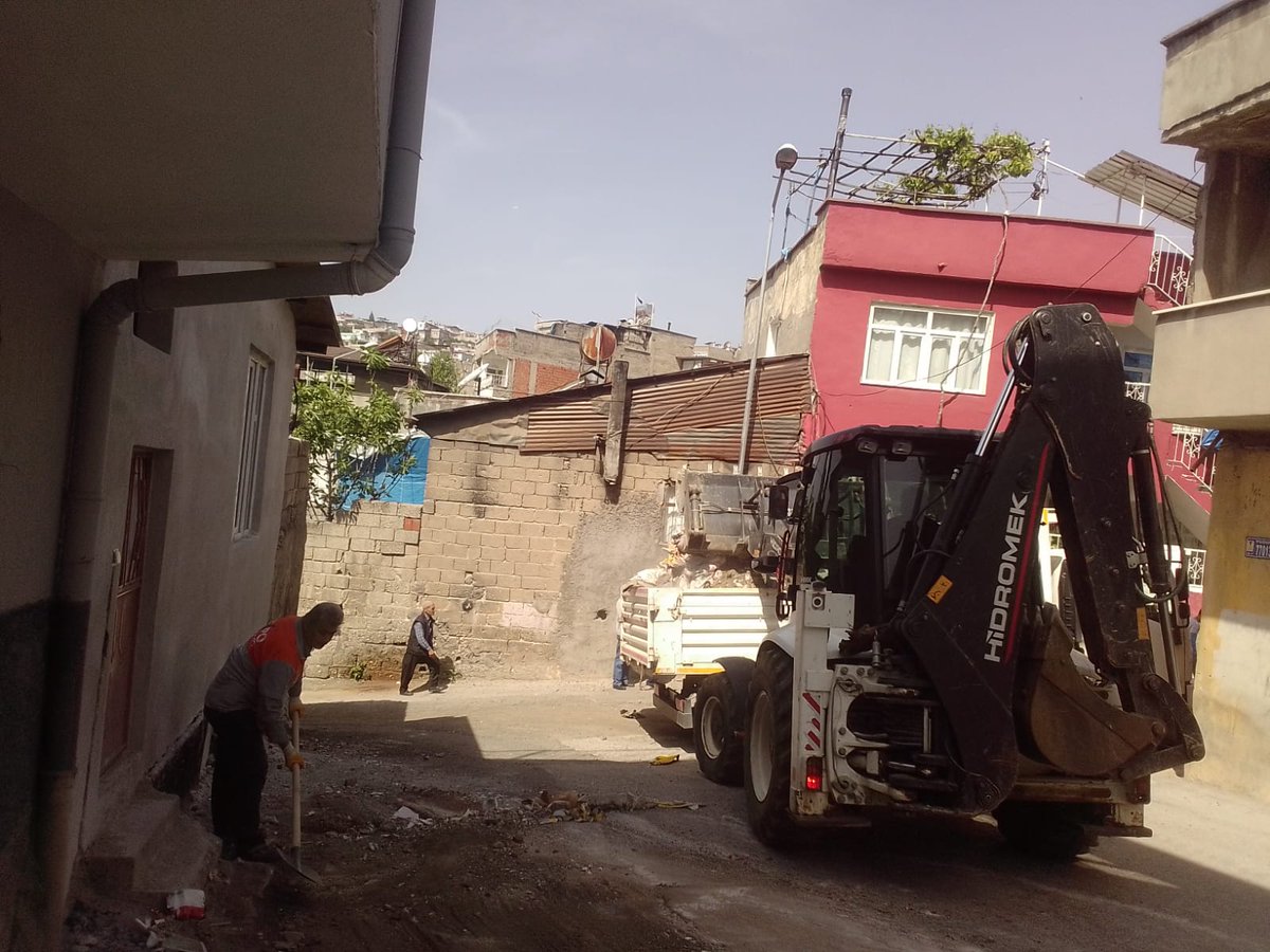 Daha temiz Onikişubat için sahadayız 💚 Çevre Koruma ve Kontrol Müdürlüğü ekiplerimiz, konteyner yıkama, yol temizleme, harfiyat kaldırma, çöp toplama ve genel temizlik çalışmalarını aralıksız bir şekilde titizlikle sürdürüyor. Temiz çevre, sağlıklı toplum için el ele verip,…