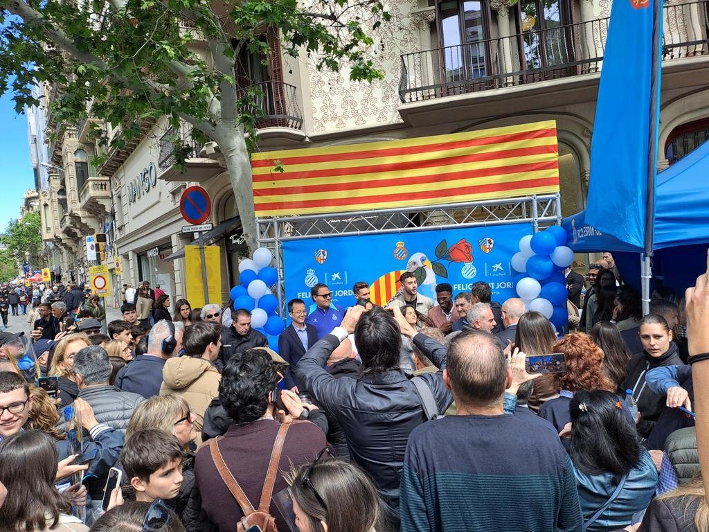 Mao, amb un somriure d'orella a orella i tan tranquil... gent amb samarretes d'en Darder... Som una afició zombie i tenim el que ens mereixem. Sort que no hi he anat perquè m'haguessin dut pres.
#rcde @RCDEspanyol