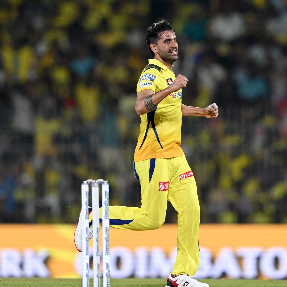 The perfect start to the second innings for CSK - QDK drags onto his stumps, out for a duck! es.pn/IPL24-M39 | #CSKvLSG | #IPL2024