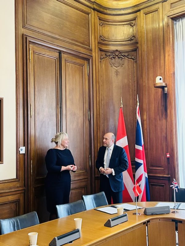Happy to sign a close collaboration with the UK on quantum.
Quantum is an important field of research and innovation in Denmark, and international cooperation with (other) great quantum nations important. Thank you, <a href="/griffitha/">Andrew Griffith MP</a> 🇬🇧🇩🇰 
#dkpol #quantum 

via.ritzau.dk/pressemeddelel…