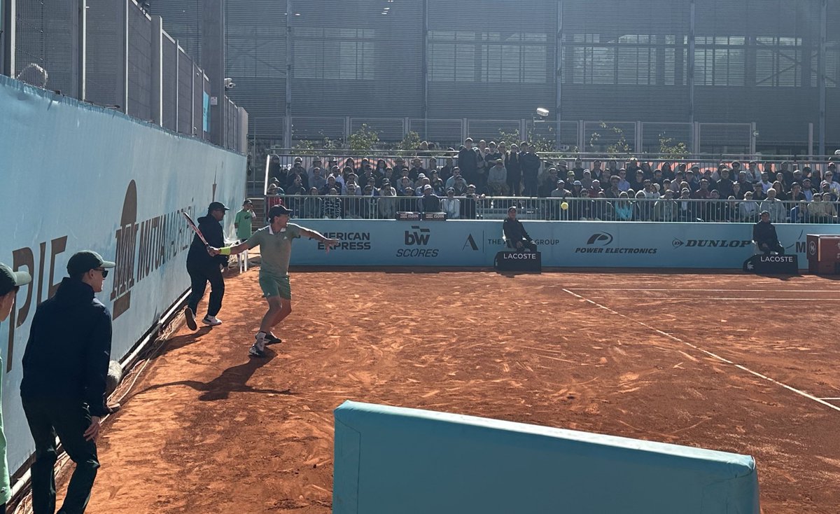It’s crazy how the outside courts here in Madrid are simply too small for Dominic Thiem’s return position. 

I’m pretty sure he never played outside the three main stadiums here in singles. 

He almost hits the back fence in pretty much every shot. 🤯