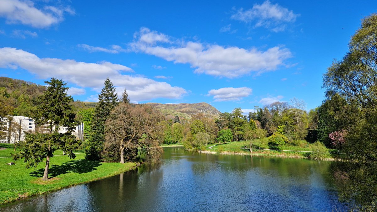 Here's my  Tuesday @BBCWthrWatchers contribution - blue sky sunshine and blossom around #Stirling this afternoon (23/4) #WeatherWatcherGraham @BBCAimsir @bbcweather @BBCScotWeather #loveukweather✔️