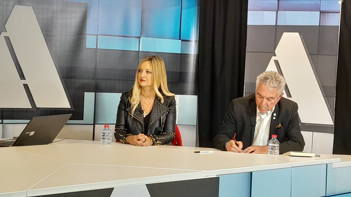 ¡Tenemos la suerte🍀de contar con <a href="/TriniAmoros/">Trini Amoros</a> , concejala del <a href="/psoealc/">PSOE Alicante ciudad</a> ⚪️🔴para tratar temas de interés ciudadano. 🏙️

Además, con motivo del #DíaDelLibro📖hablaremos con Manuel Avilés sobre su nueva novela

Nos acompañan: <a href="/CBirlanga/">Cristina Birlanga</a>  y Jorge Espí

Esta noche ✨
En <a href="/12tv_es/">12tv Alicante</a>  📺