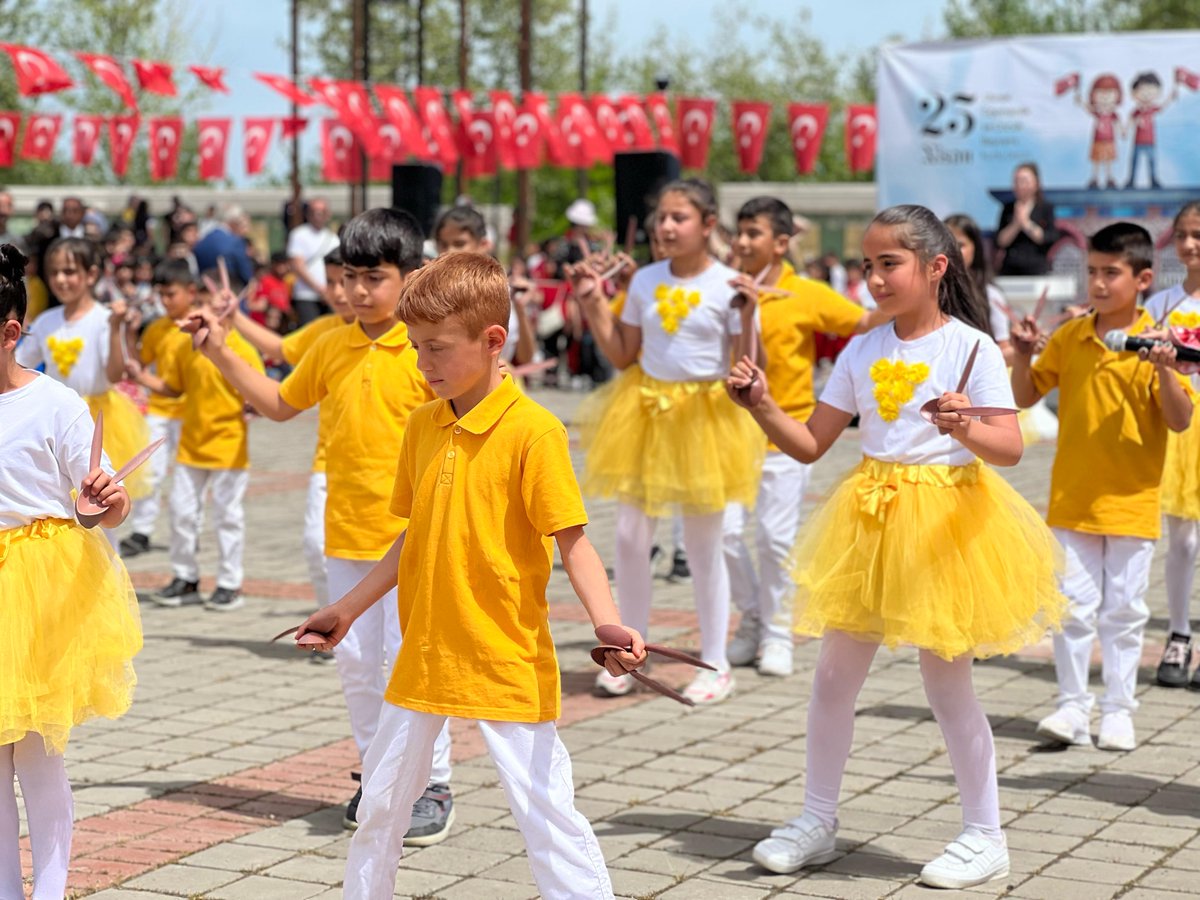 İlçe Milli Eğitim Müdürlüğümüzün düzenlediği 23 Nisan Ulusal Egemenlik ve Çocuk Bayramı 104. yıldönümünde coşkuyla kutlandı.Milli Eğitim Müdürümüz sayın Aydın OKAN ve  Kaymakamımız sayın Muhammed Fatih GÜNLÜ  birer konuşma yaparak günün anlam ve önemini belirttiler.