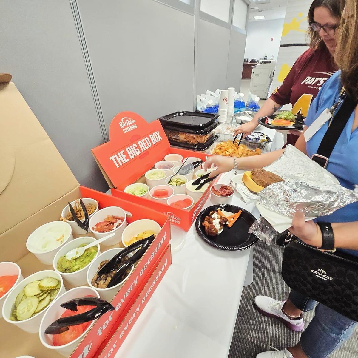 VMLCaz's tweet image. Last week’s Red Robin fundraiser was a success! 🍔 We raised just over $2100. Your participation meant the world to us.

The need doesn’t end here, so our mission doesn't either. 🗓️ Save the date for our next fundraiser on May 8th!

#redrobin #azvets #azveterans #arizonavets