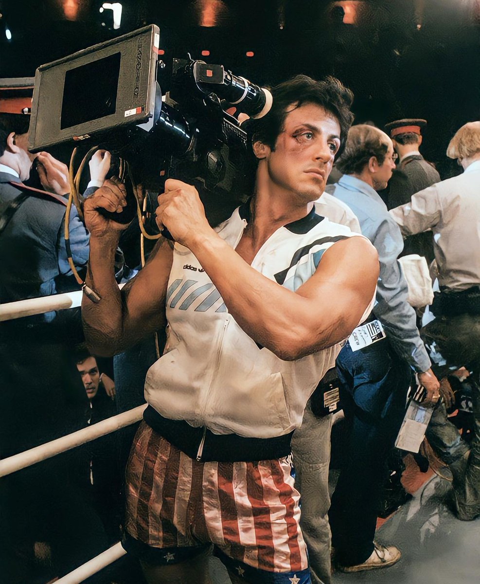 @GarconsOfficiel @LoraShots 
Boxe office ...
( Sylvester Stallone 
  réalisateur de ' Rocky IV ' 
  1985 Dave Friedman )