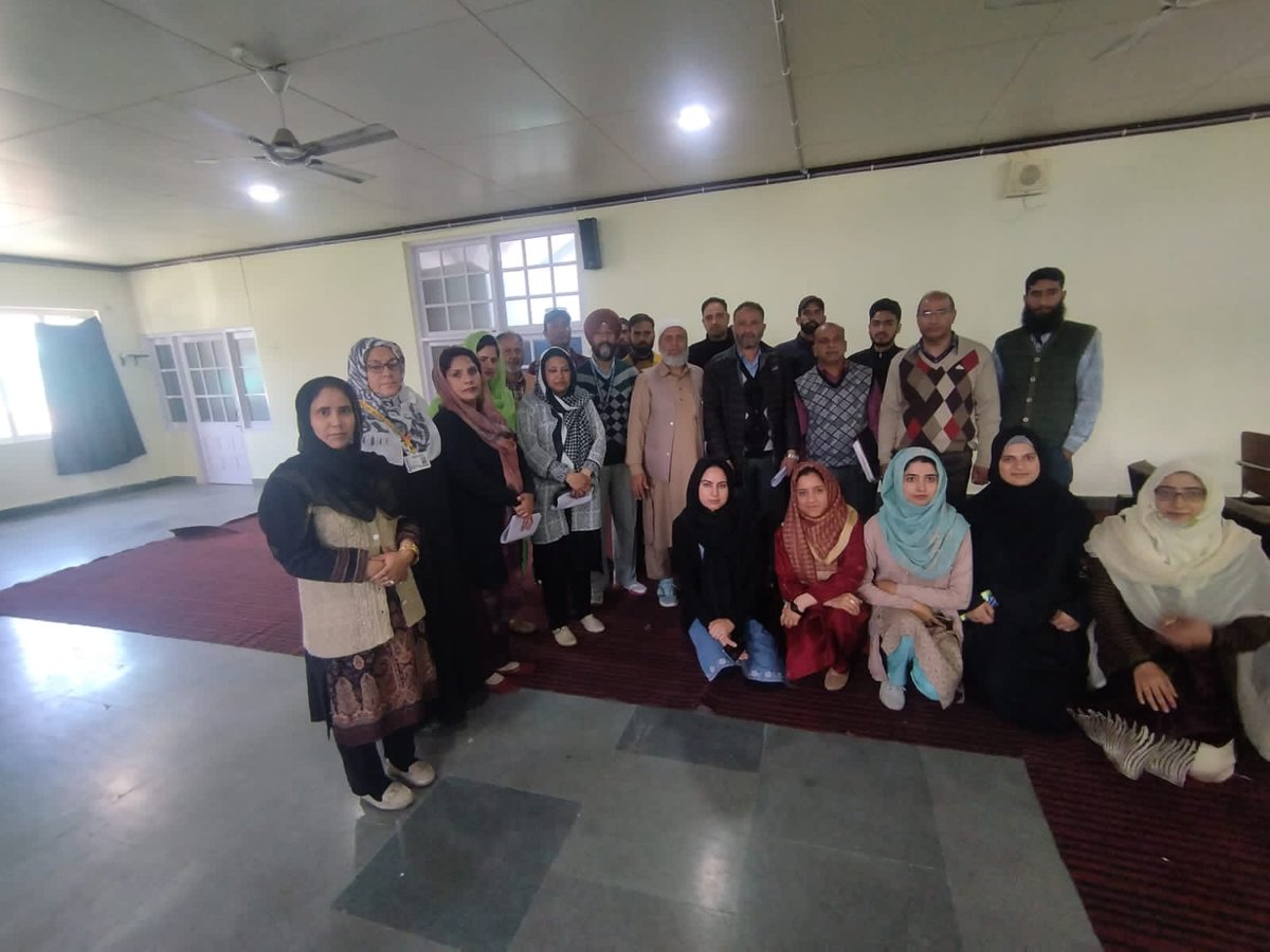 Continuing inspections cum facilitations to bigger establishments of Baramulla going on. Today visited Baramulla public school, Will continue efforts to percolate Labour Laws & their implementation on ground.
@LabourCommrJK @DCBaramulla @arshadqadirbhat @bpsbaramulla