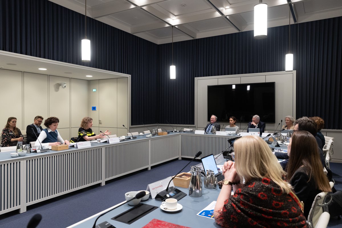 Ook de commissie Justitie en Veiligheid had vanmiddag een kennismakingsgesprek op de agenda staan. Om 15.30u ging de commissie in gesprek met de korpsleiding @Politie Nederland. De kennismaking terugkijken?⤵️ eerstekamer.nl/vod_debat_gemi…