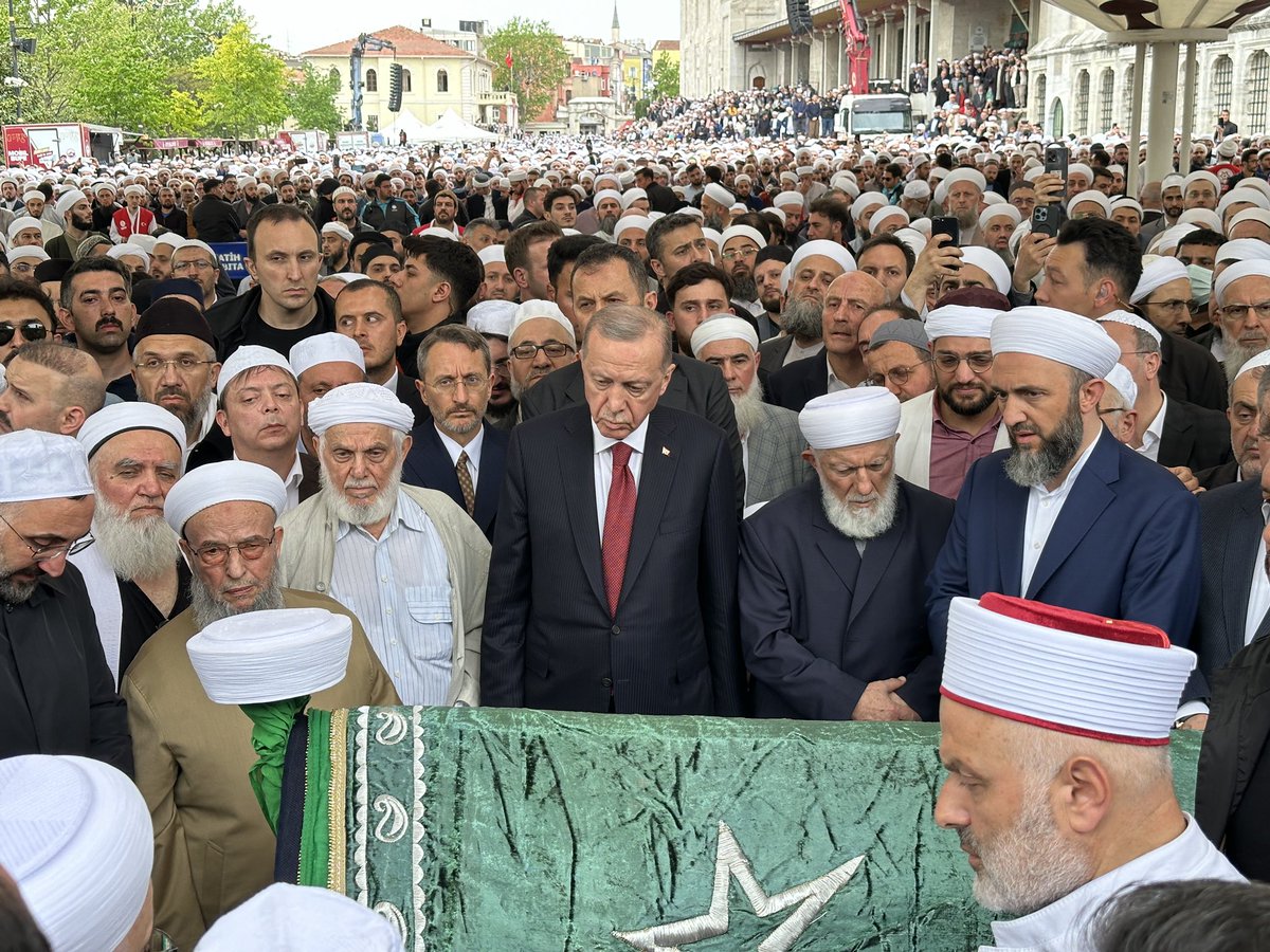 Cumhurbaşkanımız @RTErdogan, İstanbul’da hayatını kaybeden Hasan Kılıç Hocaefendi için Fatih Camii’nde düzenlenen cenaze törenine katıldı.