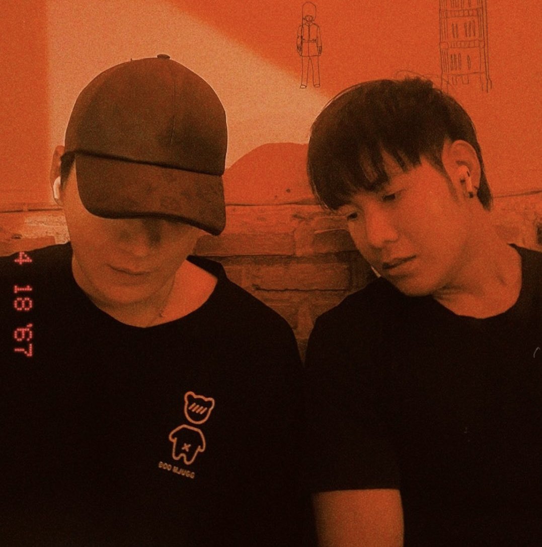 FrieddChickit's tweet photo. did they wear one pair of earphones?🥹

#GMMTV2024PART2 
#ทีมพีรญา #คริสสิงโต https://t.co/wGmYjHZKB5