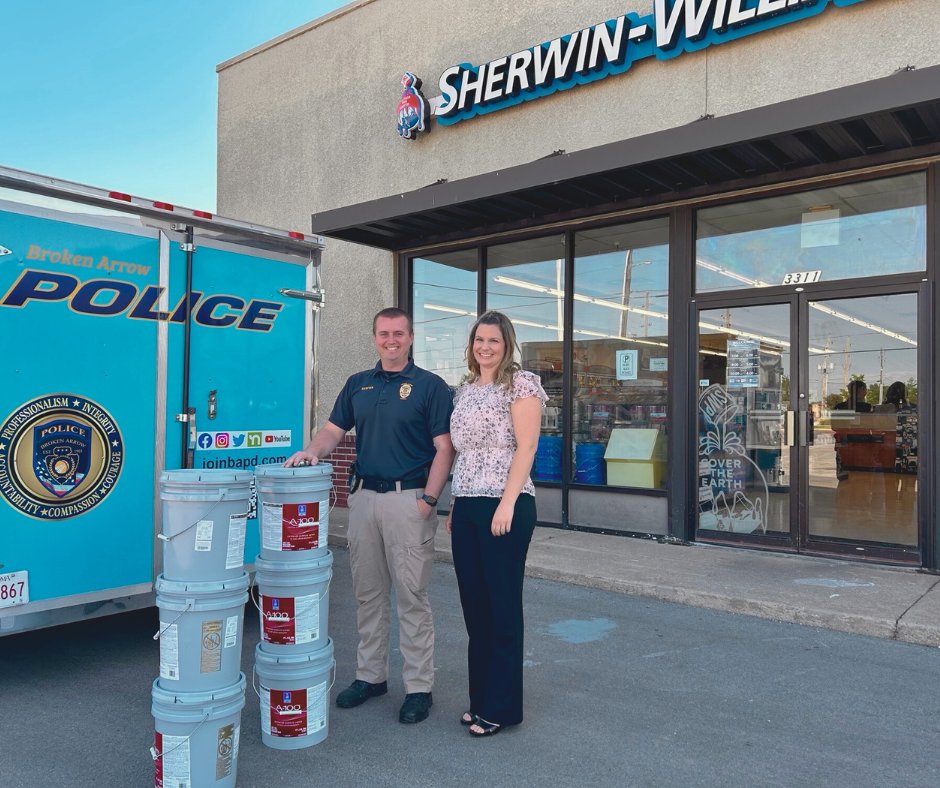 BA_Police's tweet photo. Thank you TE Force for supporting ONE BA through a generous paint donation of nearly $1,000! The paint donated today will allow us to repaint the fence surrounding the playground at Rhoades Elementary School. 
#brokenarrowpolice #brokenarrowstrong #ourbrokenarrow #oneba https://t.co/mMLx2pPYIk