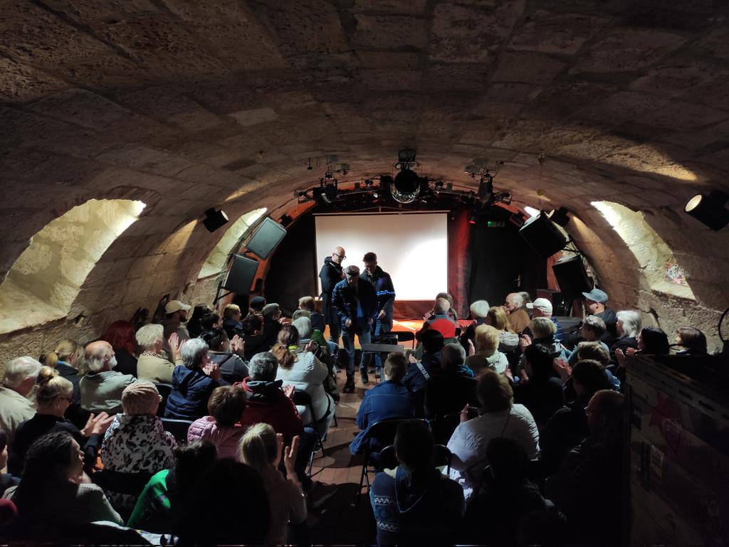 Bei der Zeitzeugen-Veranstaltung mit Andrei Iwanowitsch, der die Hölle von Buchenwald überlebt habt, sind so viele Menschen, dass nicht alle in das Gewölbe der ZORA passen #Halberstadt #NieWiederIstJetzt