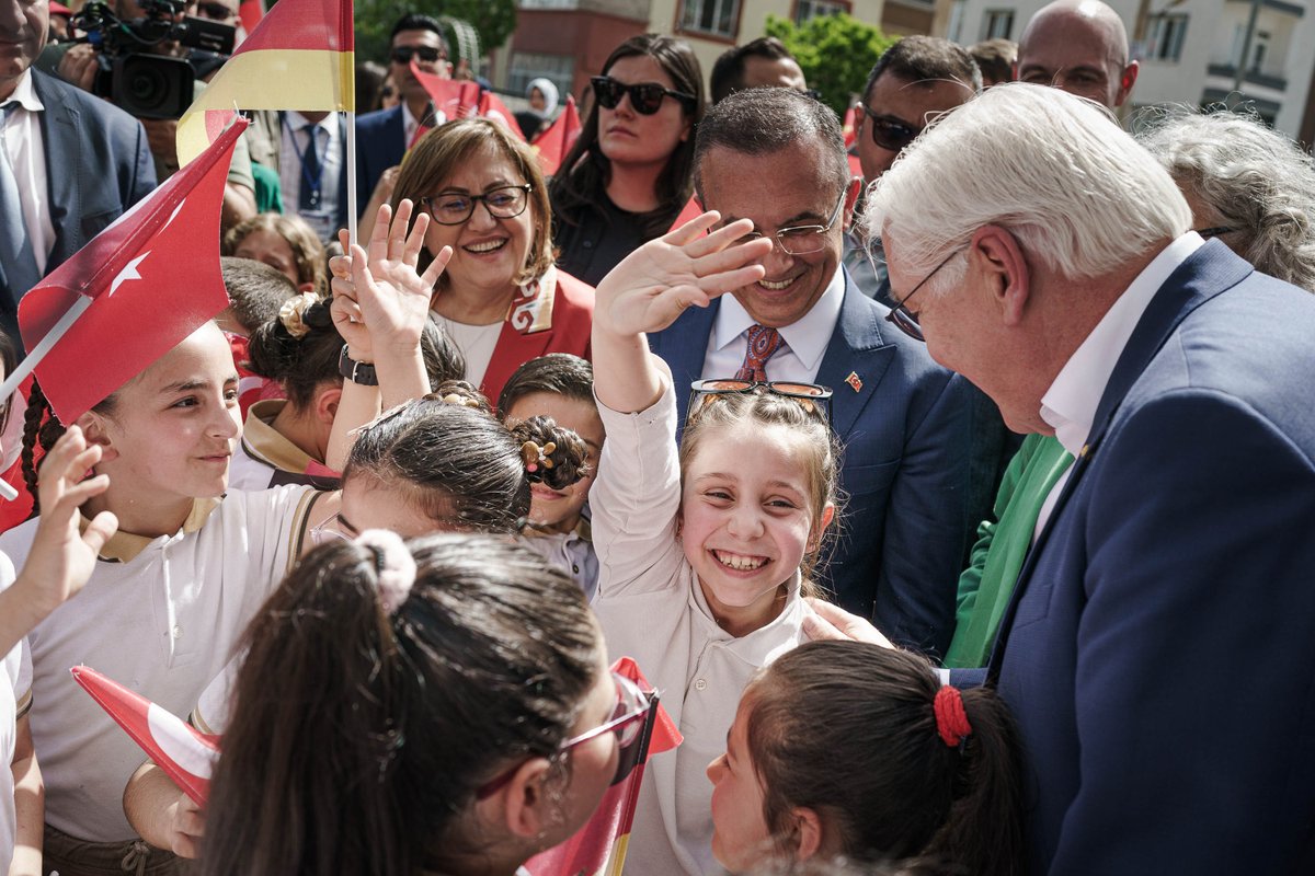 Respekt, Dank, Solidarität: 'Wir schauen mit großer Anerkennung darauf, was Sie hier geleistet haben, um syrische Geflüchtete aufzunehmen', betont BPr #Steinmeier in Gaziantep. Sehr vielen syrischen Kindern sei durch Zugang zu Schulen eine Zukunftsperspektive gegeben worden. 1/2