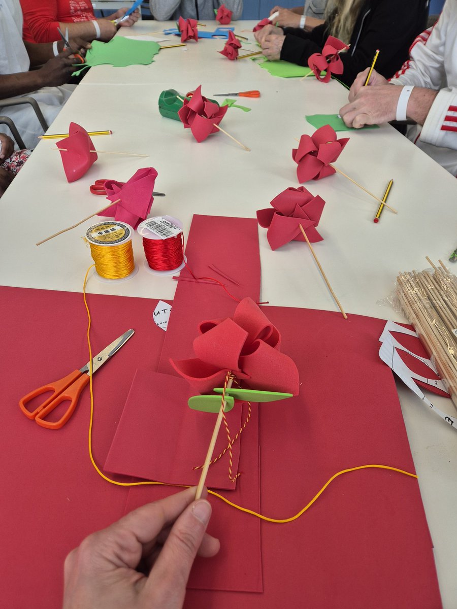 mayroman79's tweet photo. "Una rosa no és només una flor. En crear-la, s'exerciten, la destresa manual, la concentració... i es fomenta l'expressió artística. Transformem cada pètal en un pas cap a la recuperació i el  benestar! Bona Diada! #terapiaocupacional #to #diada #SantJordi2024 #csdm https://t.co/G6LHxxZiSg