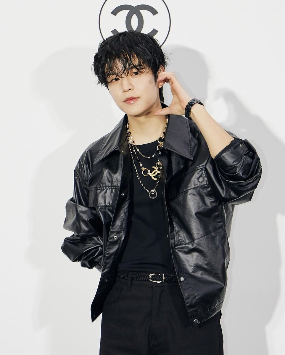 eh jujur dia disini bangchan bgt gatau KNP kaya the perhiasan and wet hair and leather jacket