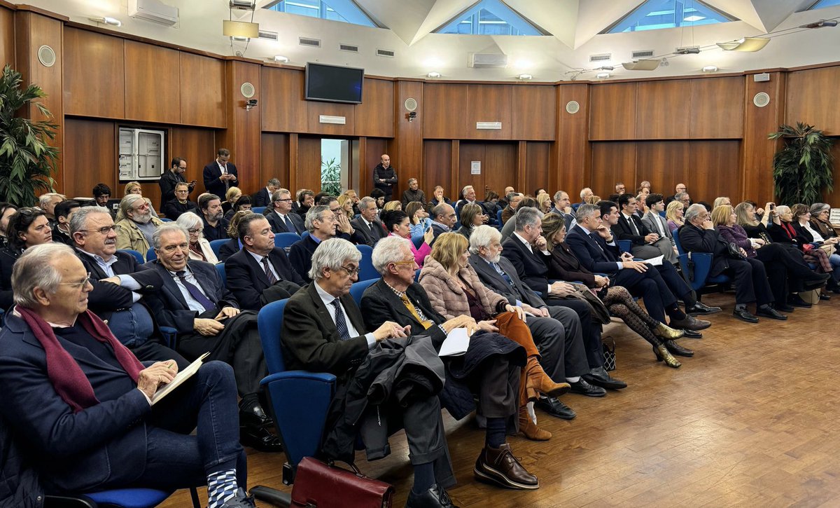 Sto intervenendo al convegno ‘Una Riforma costituzionale per Roma Capitale’ organizzato da Ernesto Irmici e Luisa Regimenti presso la Regione Lazio.