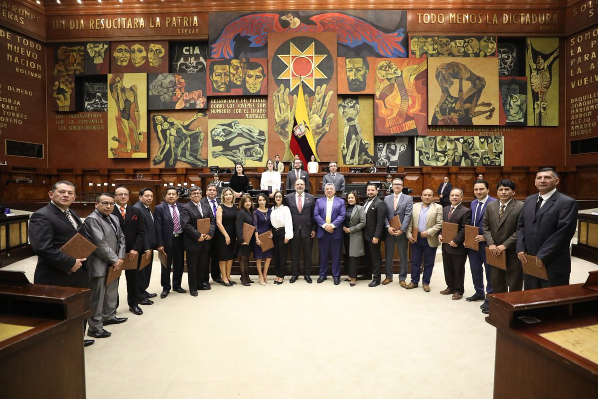 #LaNuevaAsamblea | En el marco del #DíaDelServidorLegislativo, el titular del Parlamento Nacional, <a href="/HenryKronfle/">Henry Kronfle K.</a>, expresa su reconocimiento a los servidores legislativos que durante 15, 20, 25, 30 y  35 años, han contribuido y fortalecido a la institución con su conocimiento.