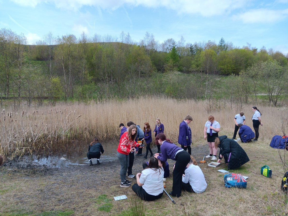 Thank you to @ebbwfawr Yr 7 pupils for joining us for an exciting new collaborative experience. Ellen shared amazing footage of the finer details of pond creatures🐸 @5gEbbw before we tried pond dipping in our local surroundings. #WalesOutdoorLearningWeek