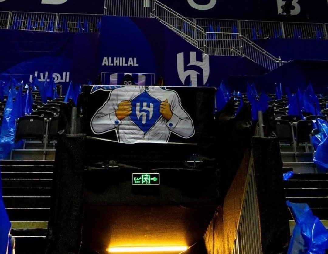 😂🤣 Ya se arrepintieron! 👀 Ya están quitando la pancarta de los aficionados del #AlHilal de vs el #AlAin de la leyenda 🇵🇹🐐 @Cristiano #Ronaldo por pedido del club. Se nota que al #Bicho lo admiran hasta los fans del AlHilal!

#Ronaldo𓃵 #VIVARONALDO #GOAT𓃵 #CristianoRonaldo𓃵