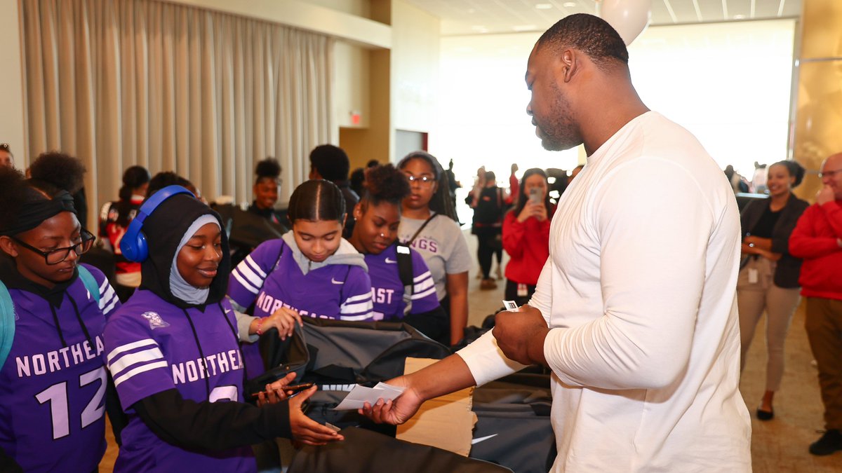 Chiefs's tweet photo. This weekend, we hosted a Missouri High School Girls Flag Football Luncheon where Chris Jones met with the athletes &amp; surprised them with gifts! 

He also spoke with the Ottawa Women's Flag Football team before their KCAC Championship Game @GEHAField 🏈 https://t.co/z6Cdennxgw