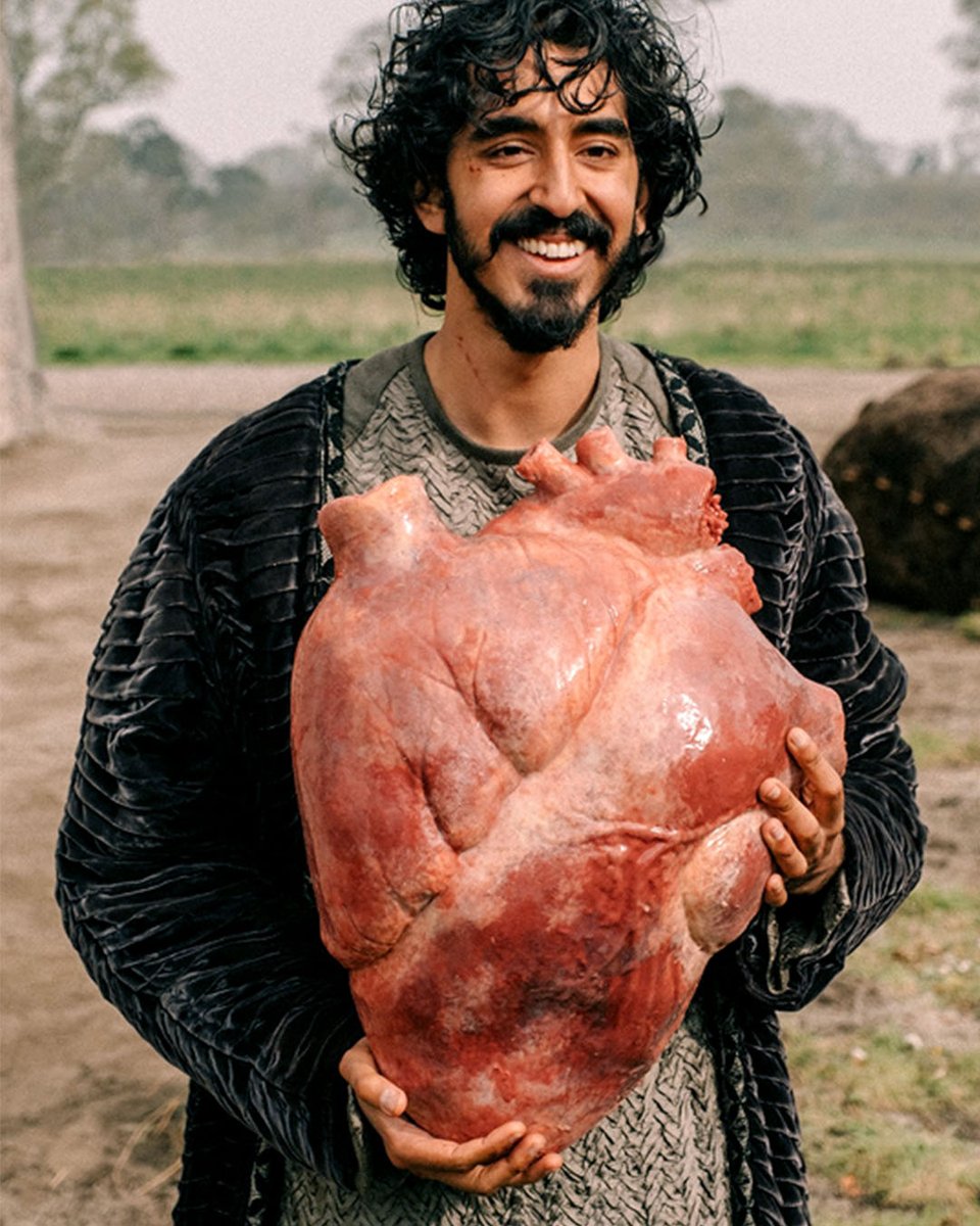 imagens verídicas do Dev Patel segurando o tanto de amor q a gnt sente por ele 🗣️🗣️ 📸: Eric Zachanowich