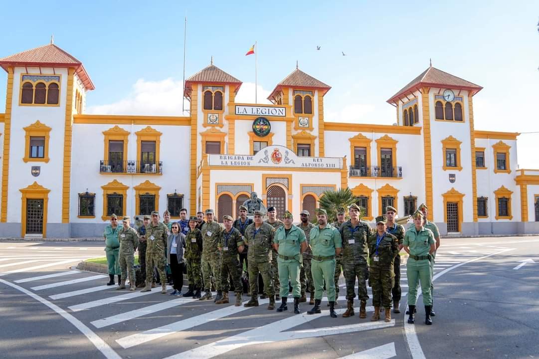 PlataformaMill1's tweet image. La Brigada "Rey Alfonso XIII" II de #LaLegión recibe la visita de la Unidad de Verificación Española #UVE, junto a una delegación de militares extranjeros, realizando el ejercicio "VERIFEX" (Inspección del acuerdo Tratado #FACE).

Vía: @FUTER_ET.
