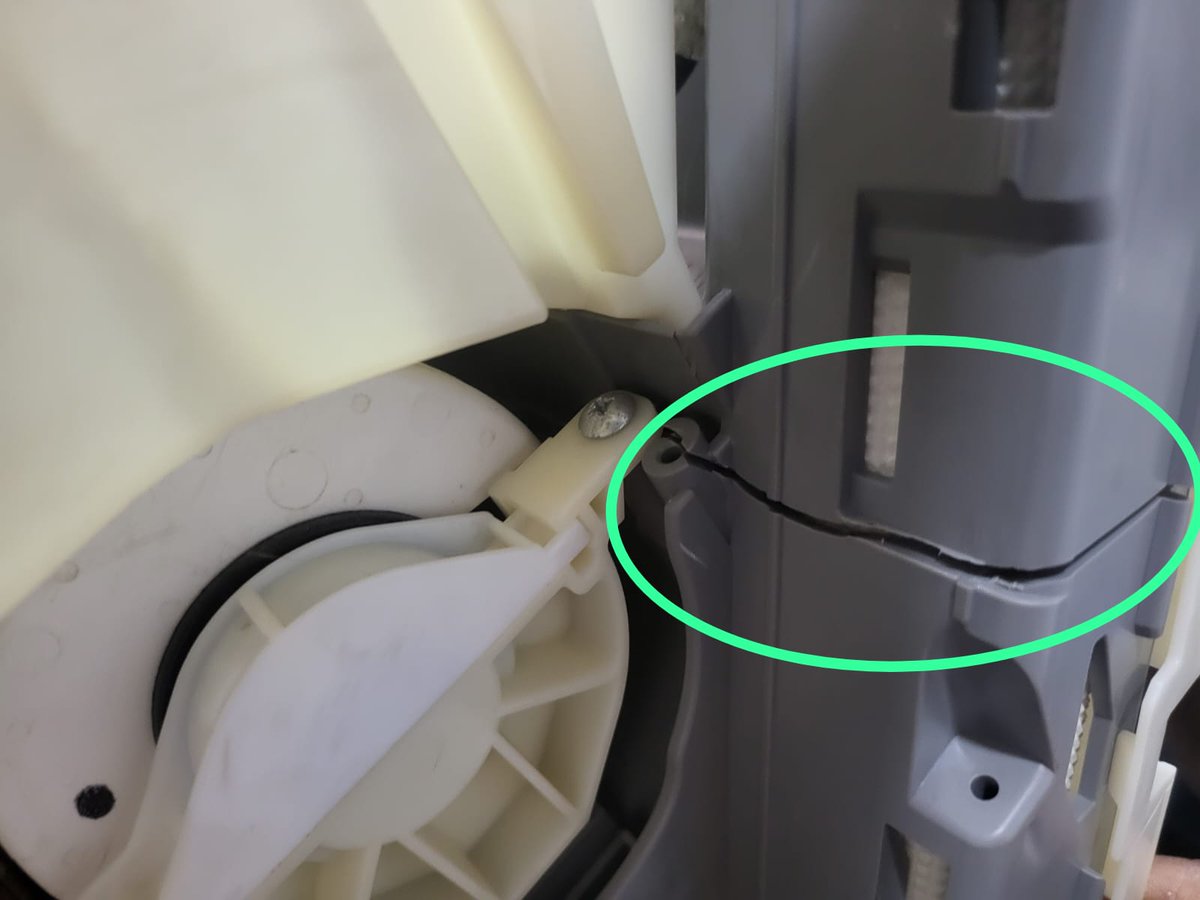 saahil_parikh's tweet photo. . @DaikinIndia Lowest standards of quality at Daikin (Claim to be world no. 1). Main plastic part used in 1ton split inverter is of worst qiality. Got brittle in just 1 year. Copper pipes welding is way below standard and gas is leaking. Response to the complaint is very negative https://t.co/YVwg2iSGx8