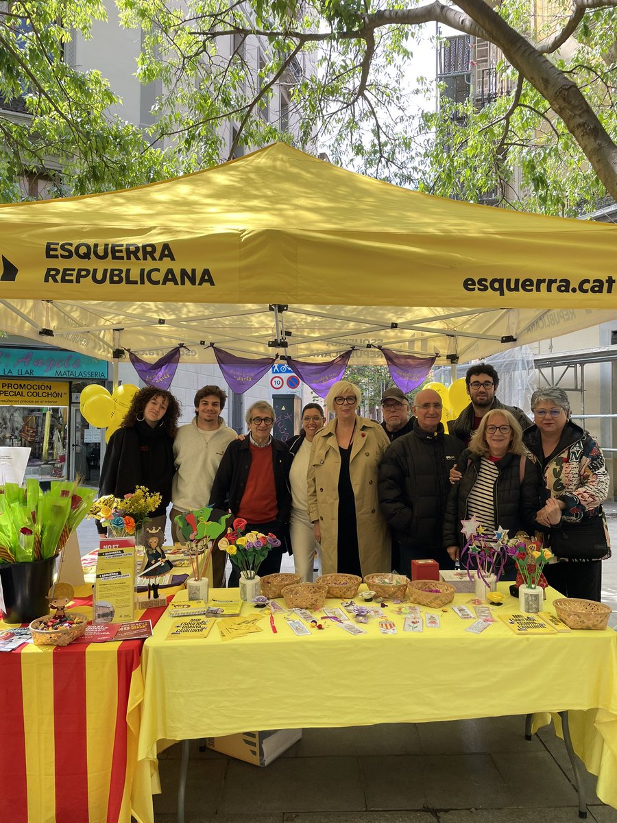 😂📚 Dia de converses, llibres i roses!
A Sant Martí compartim estona amb el nostre veïnat.

#GuanyaCatalunya