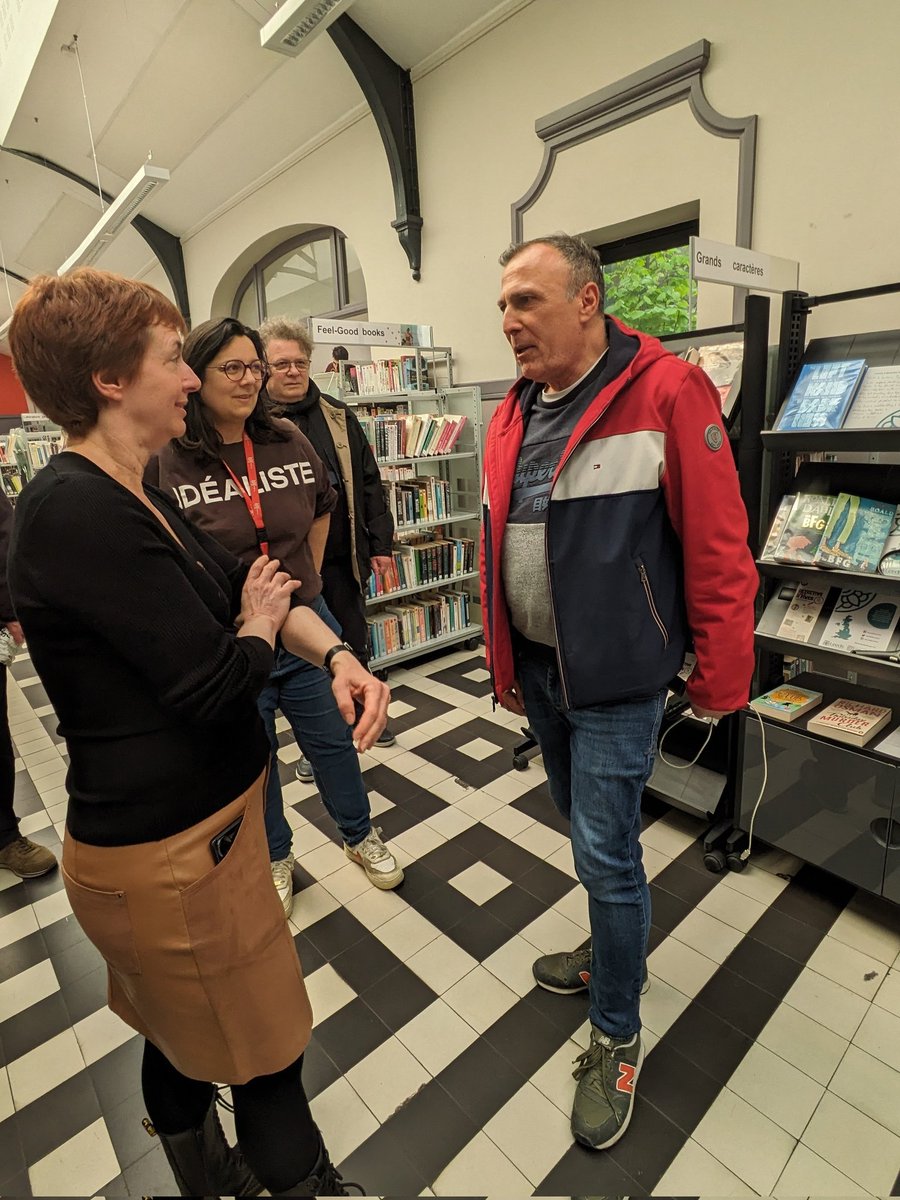 Elu_e_sPCFLille's tweet photo. 23 avril, journée de la langue anglaise
Par l’ #educationpopulaire et le Plan anglais, apprenez de façon ludique à tout âge!
RDV dans les centres de loisirs, bibliothèques, associations et maisons de quartier.
@EddieJacquemart en visite à la médiathèque de Fives https://t.co/xDqmLx2V4w