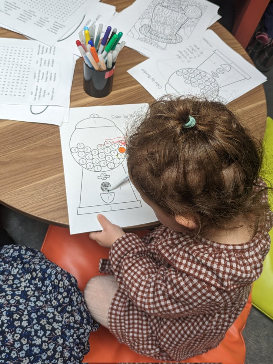 Elu_e_sPCFLille's tweet photo. 23 avril, journée de la langue anglaise
Par l’ #educationpopulaire et le Plan anglais, apprenez de façon ludique à tout âge!
RDV dans les centres de loisirs, bibliothèques, associations et maisons de quartier.
@EddieJacquemart en visite à la médiathèque de Fives https://t.co/xDqmLx2V4w