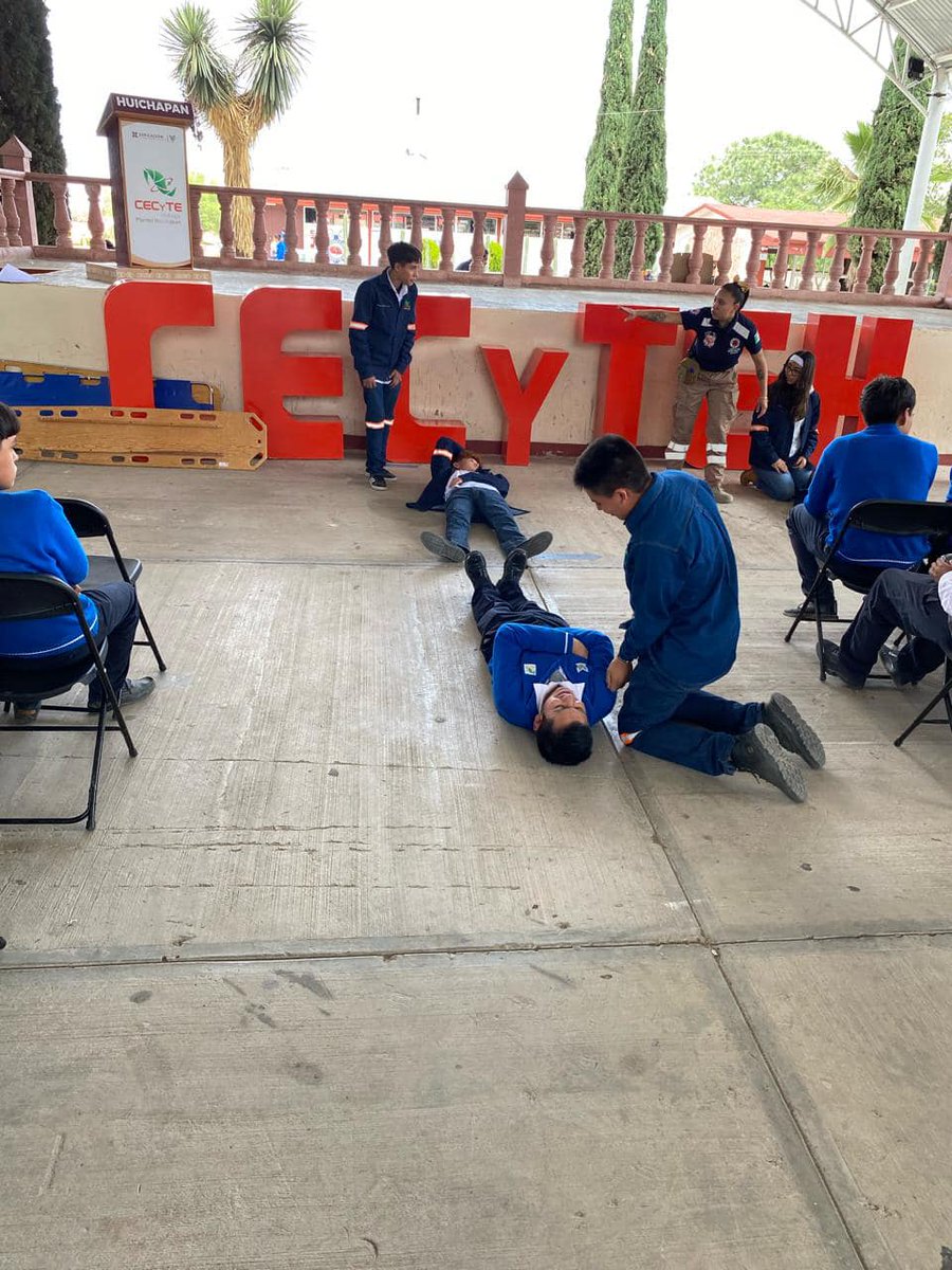 Capacitación en Primeros Auxilios para la Carrera de Producción Industrial.
Estamos preparando a una generación de profesionales comprometidos con la seguridad y el bienestar en el área de trabajo. 
#SomosUnEquipoTrasformandoElFuturo