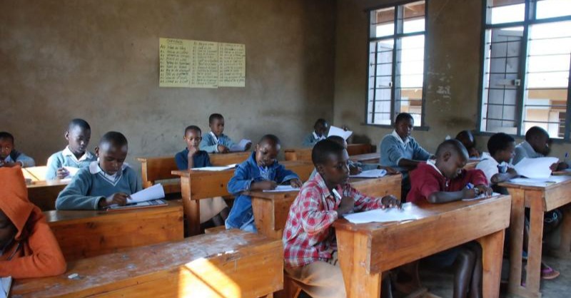 VVOBvzw's tweet photo. How schools are managed matters for ensuring quality #education. 

A new @CGDev's paper evaluates the impact of a large-scale school leader professional development programme implemented in primary schools in Rwanda by @REBRwanda and #VVOB. 
Dive into the research findings 👇