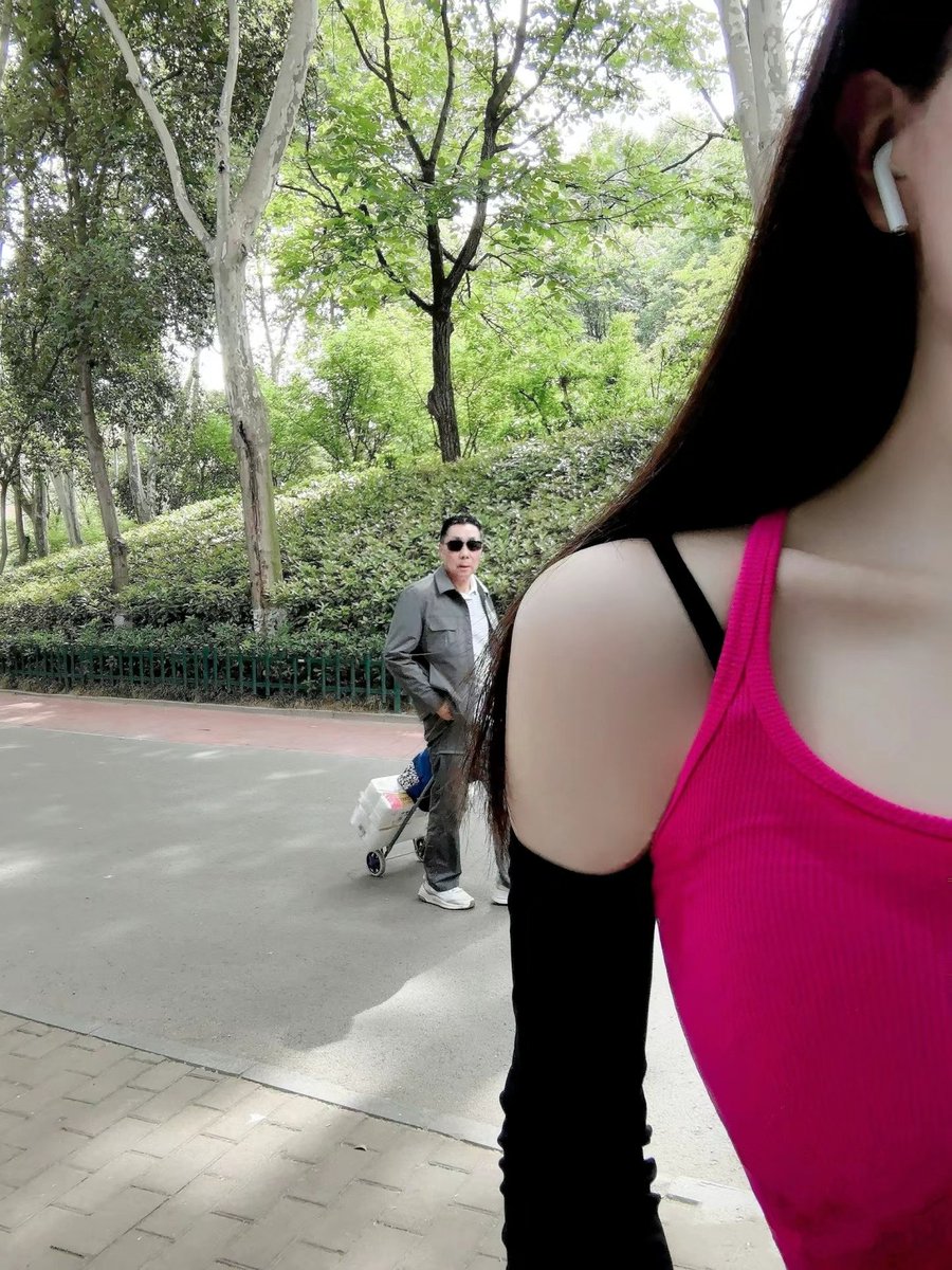 运动是我快乐
谁知道为什么后面这大爷一直盯着我？
感觉心慌慌啊 https://t.co/5karqD4nqB