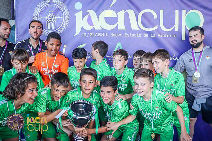 ¡Gran papel del #RBBalevínC en la Jaén Cup! 🏆👦 Tras eliminar al Sevilla en cuartos de final y al Real Madrid en semifinales, cayó en la final ante el Oporto 🥈👏 #CanteraBetis