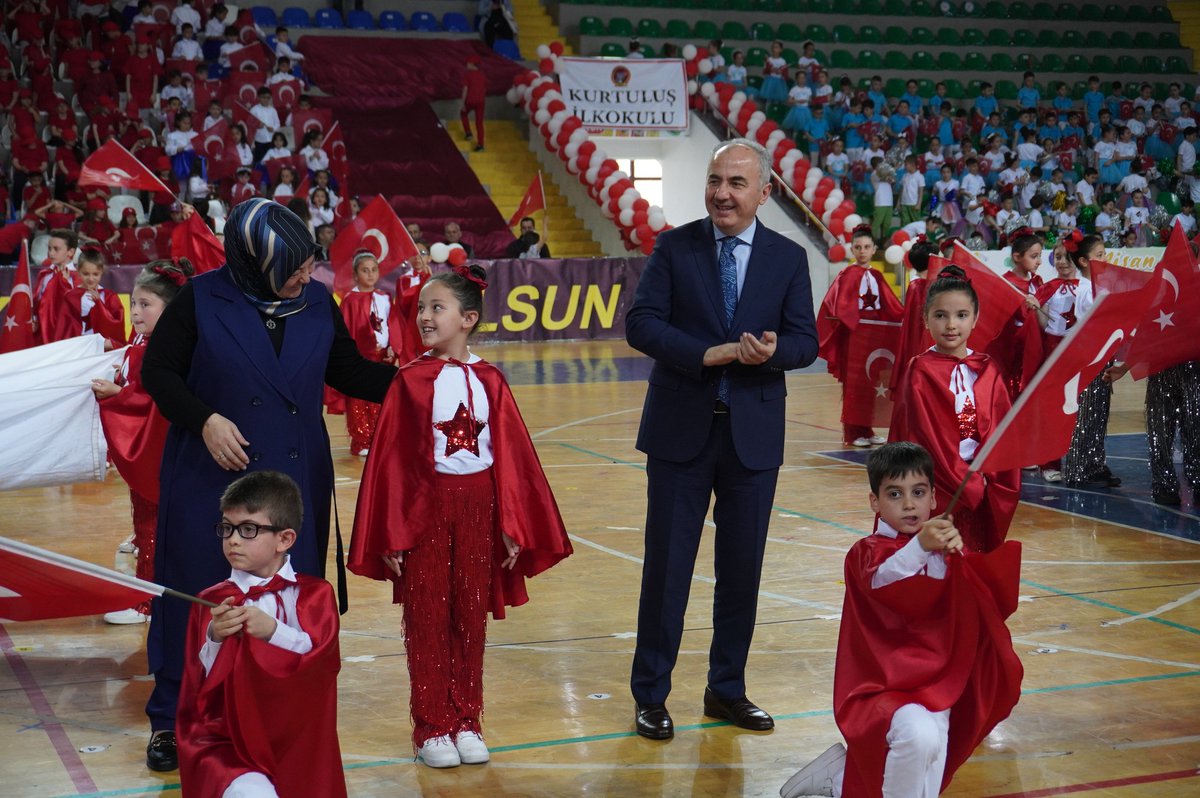 Yenişehir Kapalı Spor Salonu’nda düzenlenen 23 Nisan Ulusal Egemenlik ve Çocuk Bayramı Kutlamalarına katılarak düzenlenen yarışmalarda dereceye giren öğrencilerimize hediyeler takdim ettik.