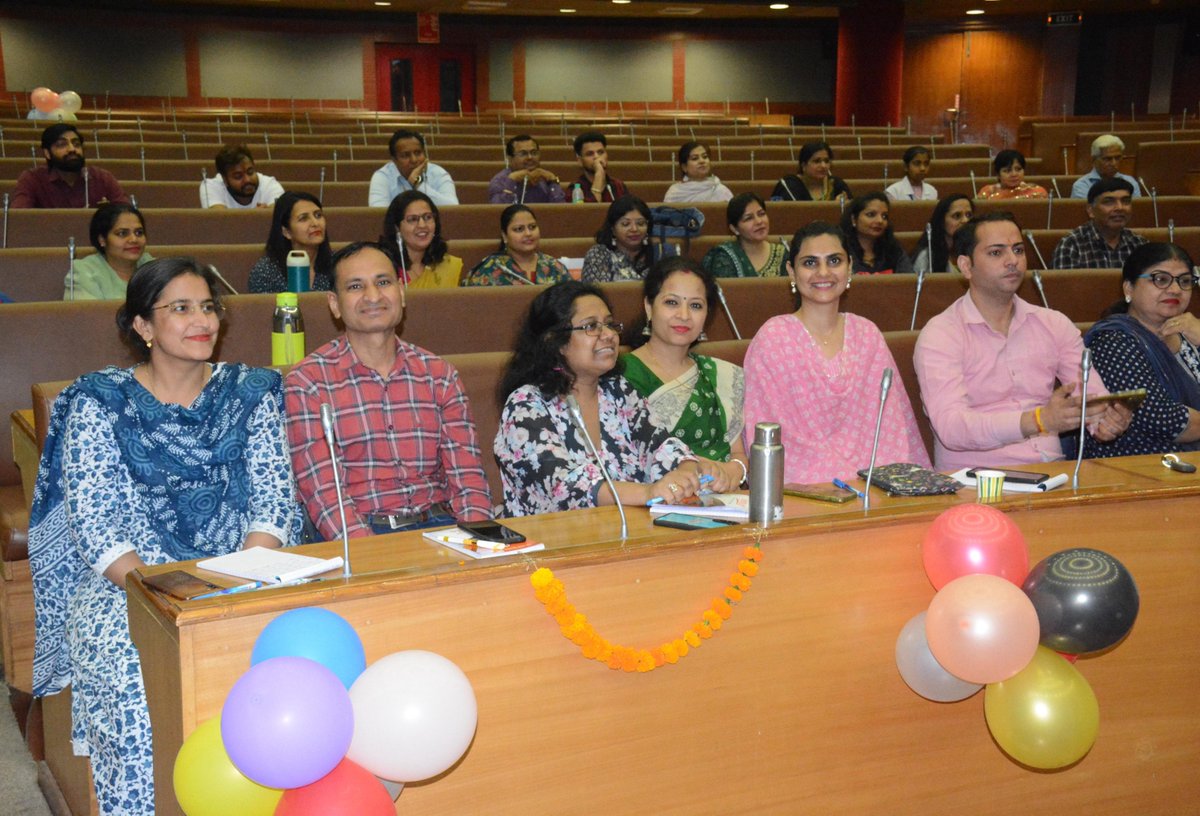दिल्ली नगर निगम, राजभाषा विभाग द्वारा आज हिंदी कार्यशाला, सामान्य ज्ञान प्रतियोगिता और काव्य प्रतियोगिता का आयोजन किया गया। प्रतिभागियों ने उत्साह पूर्वक भाग लेकर कार्यक्रम को सफल बनाया। @LtGovDelhi @GyaneshBharti1