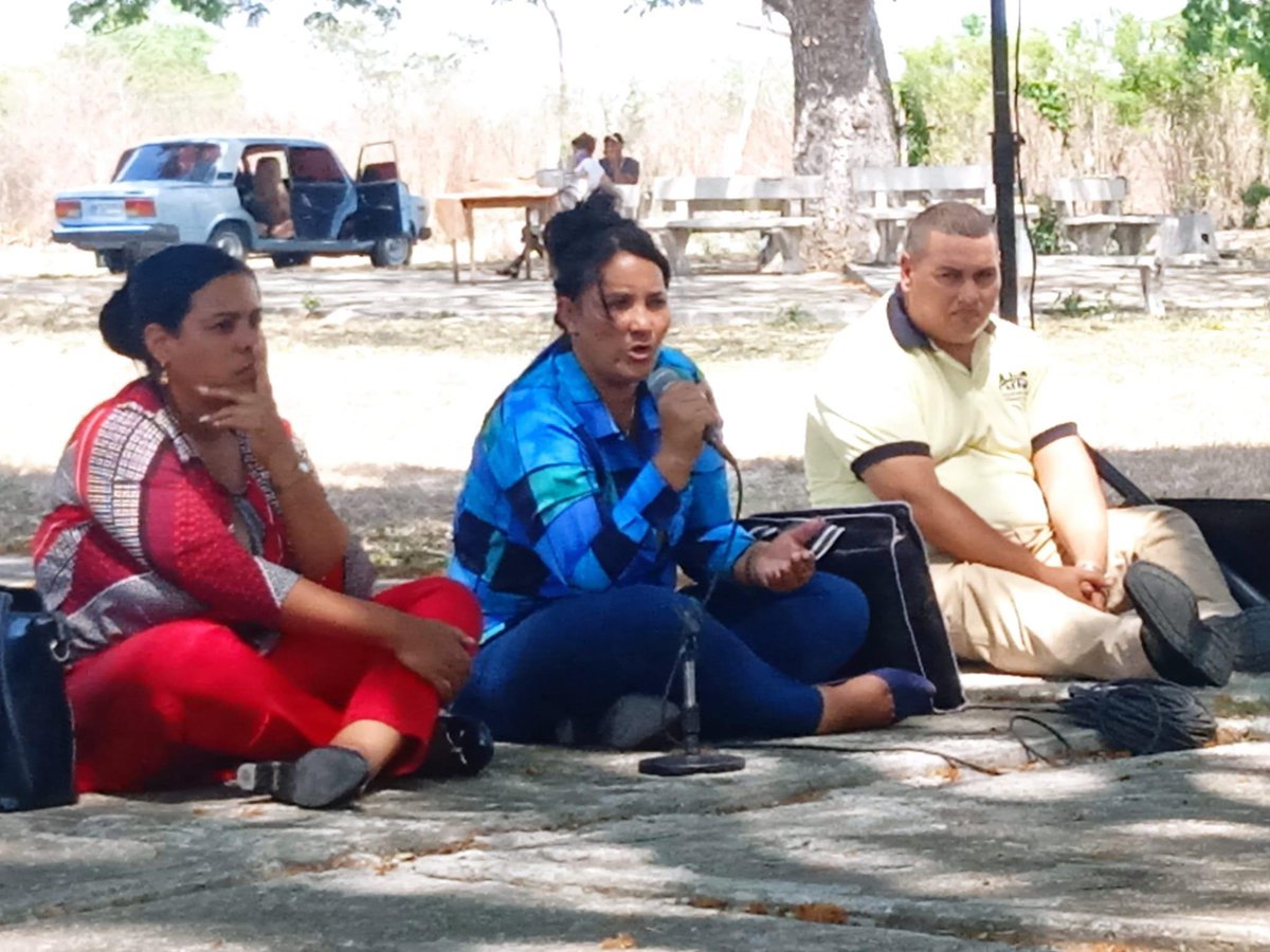 Los dirigentes del Partido Comunista pasan de trepar encima de una azotea en Santiago de #Cuba, a tirarse al suelo debajo de un árbol en Granma… miren a la primera secretaria, de ridículo en ridículo😐