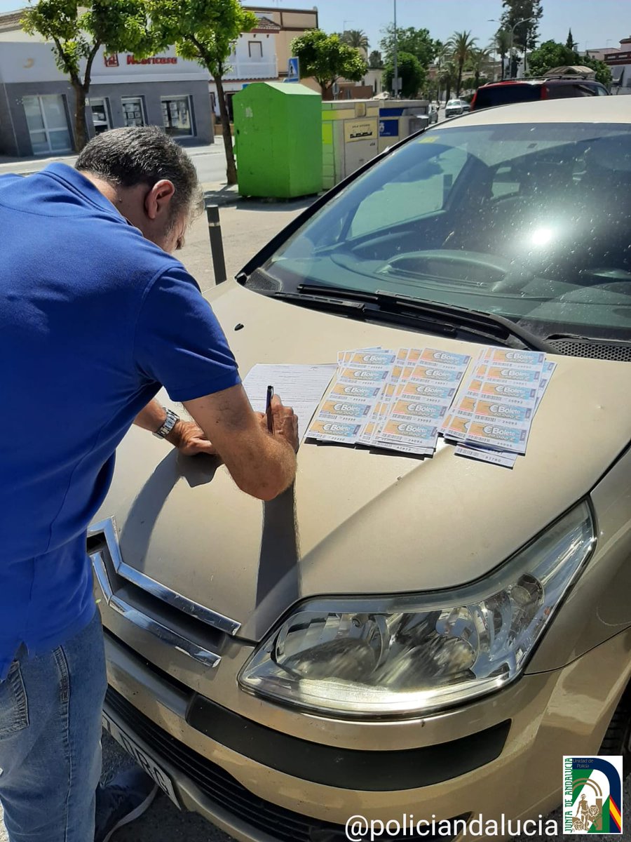 policiandalucia's tweet photo. 1.389 boletos de la #ONDEE intervenidos en #ChiclanaDeLaFrontera #Cádiz
👉🏼 Golpe a la red de distribución de esa lotería ilegal.
👉🏼 Boletos con apariencia similar a los de la #ONCE para inducir a confusión.
👉🏼 No piques, no te dejes engañar. https://t.co/OyM0KPsJih