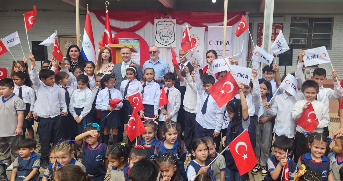TC_AsuncionBE's tweet photo. Celebramos el Día Nacional de la Soberanía y del Niño con los alumnos de la Escuela de la República de Türkiye. Durante la celebración, inauguramos la sala de computadoras donada por TIKA. https://t.co/L5sYvr9PNV