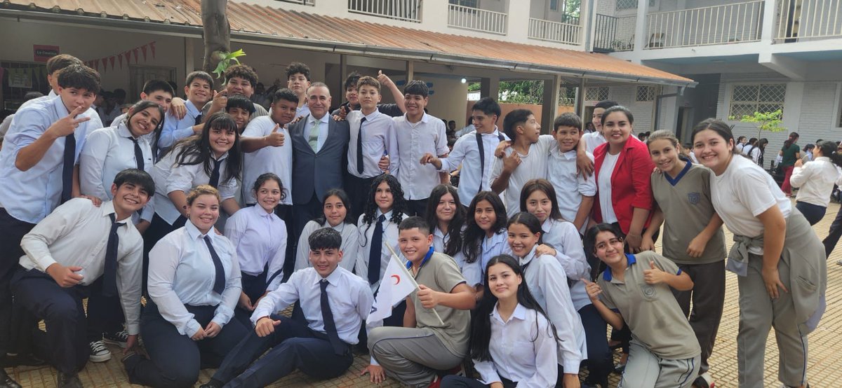 TC_AsuncionBE's tweet photo. Celebramos el Día Nacional de la Soberanía y del Niño con los alumnos de la Escuela de la República de Türkiye. Durante la celebración, inauguramos la sala de computadoras donada por TIKA. https://t.co/L5sYvr9PNV