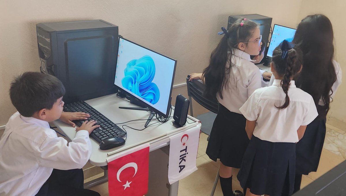 TC_AsuncionBE's tweet photo. Celebramos el Día Nacional de la Soberanía y del Niño con los alumnos de la Escuela de la República de Türkiye. Durante la celebración, inauguramos la sala de computadoras donada por TIKA. https://t.co/L5sYvr9PNV